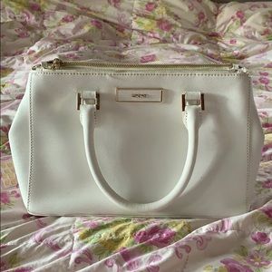 The perfect white summer bag